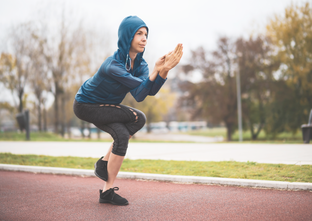 Mujer entrenando por la mañana en un día de invierno