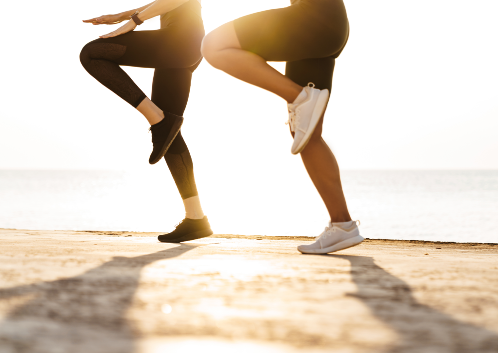 Una pareja entrenando por la mañana