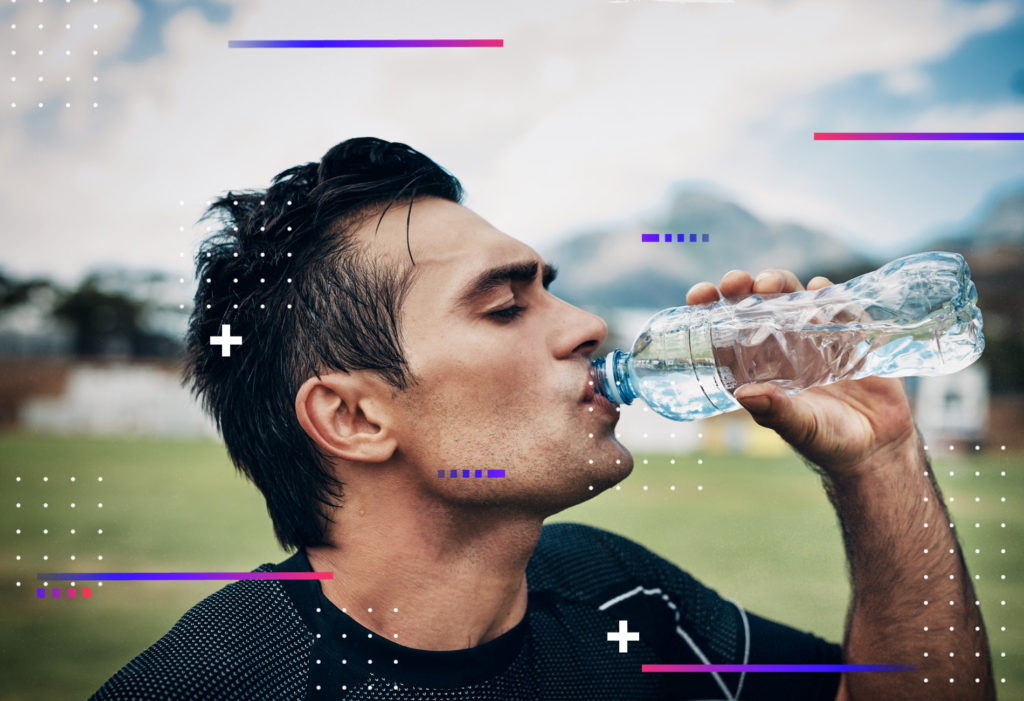  Una corredora se hidrata durante su entrenamiento al aire libre, sosteniendo una botella de agua y bebiendo lentamente para reponer líquidos y mantener su cuerpo hidratado.