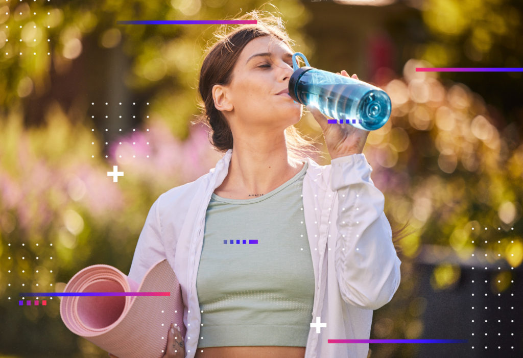Una mujer toma un merecido descanso después de su entrenamiento en el parque, hidratándose con agua para reponer los líquidos perdidos y refrescarse después de su esfuerzo físico.