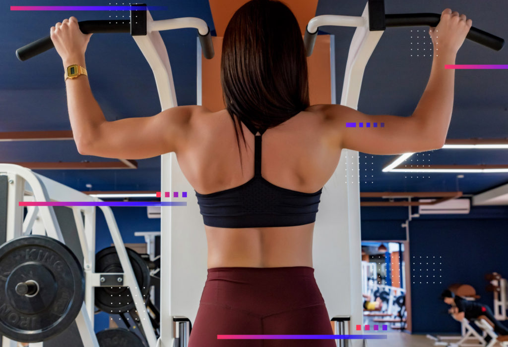 Para poder trabajar los hombros, hay que comenzar por los deltoides, y para cuidar muy bien la postura podemos utilizar aparatos de peso fijo.