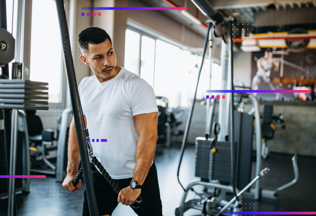 Hombre ejercitando su espalda en un gimnasio Eunoia Live